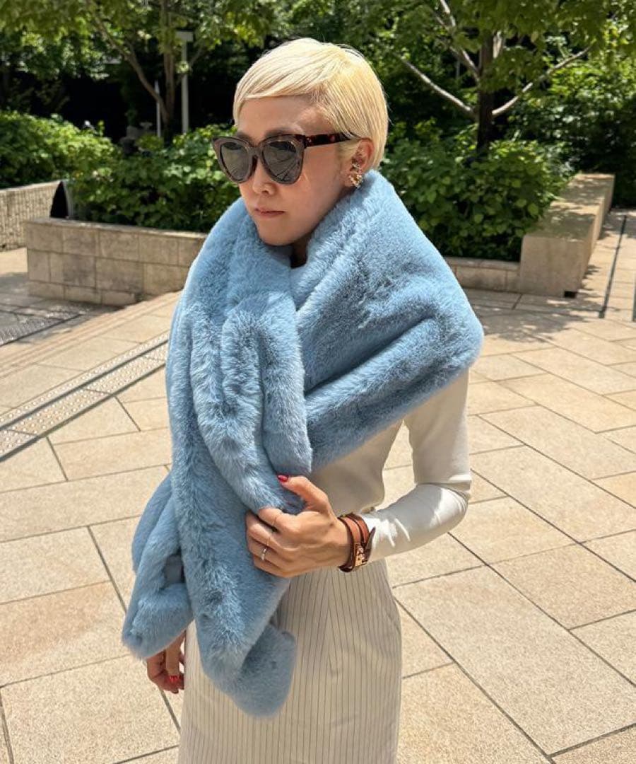 ジェンヌ　 リッチボリュームファーケープ ライトブルー