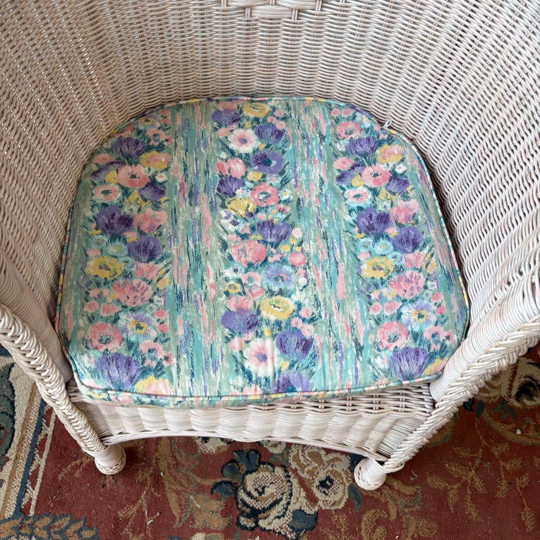 ①昭和レトロ ヴィンテージ ラタンダイニングチェア 花柄クッション アームチェア