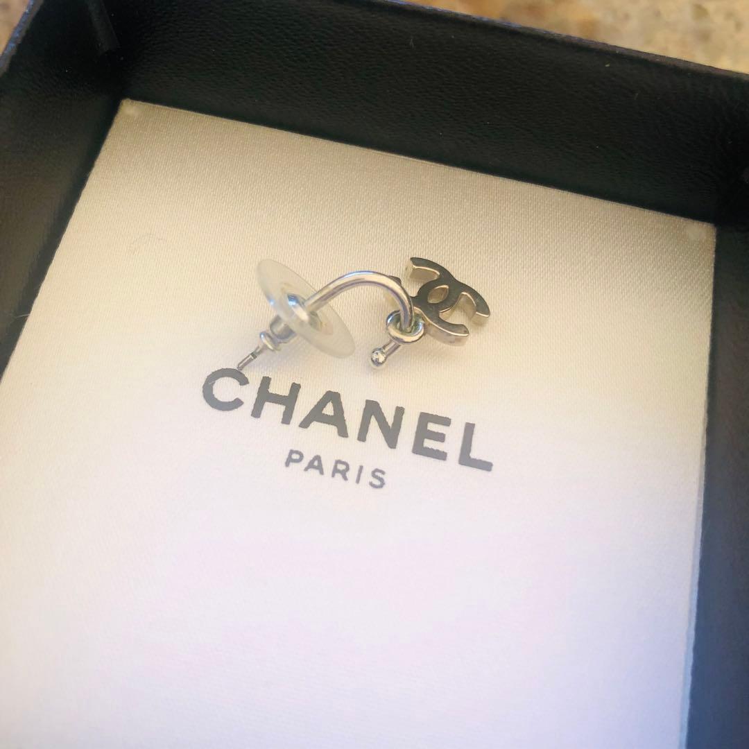 CHANEL 片耳用ピアス シルバー調 ロゴ