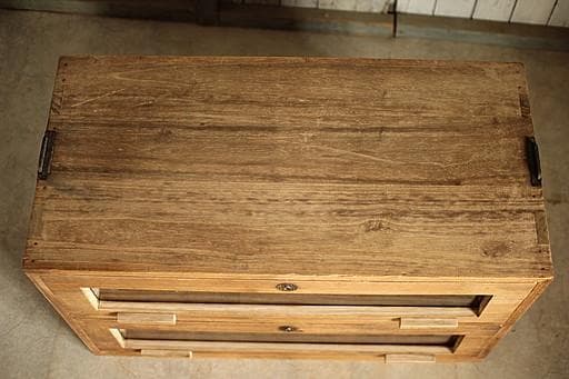 味のある前面ガラスの木製引き出し2段　食器棚　シャツケース　収納棚　古家具