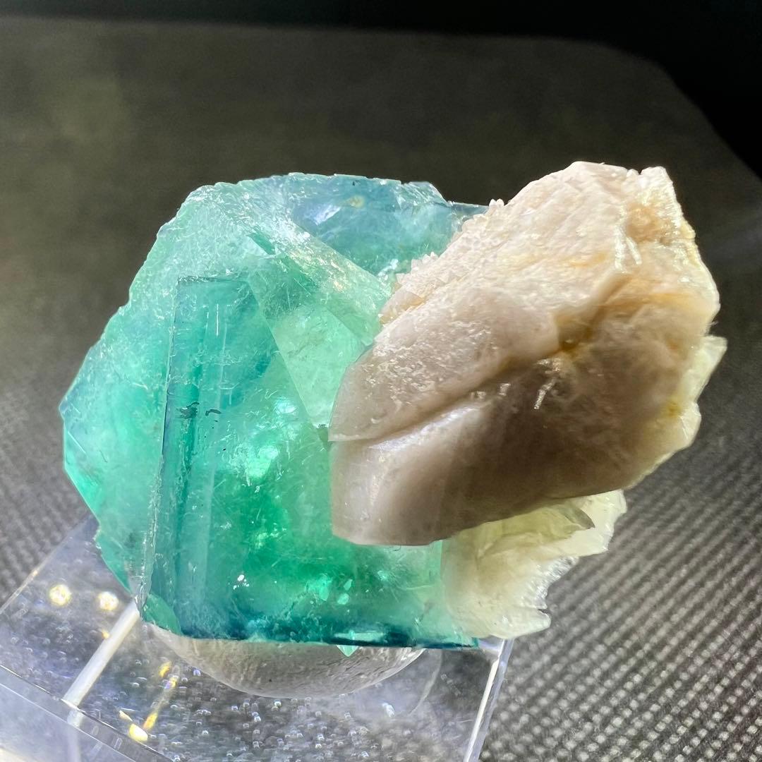 ヤオガンシャン産　「ピーコックグリーン」「孔雀緑色」ブルーウィンドウフローライト