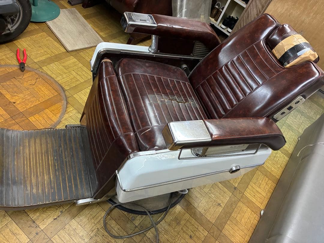 理容椅子　電動リクライニング理容椅子 ブラウン タカラ　８５９　中古