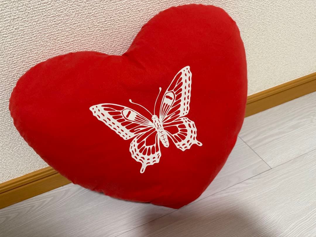 Girls Don't Cry ハート型クッション