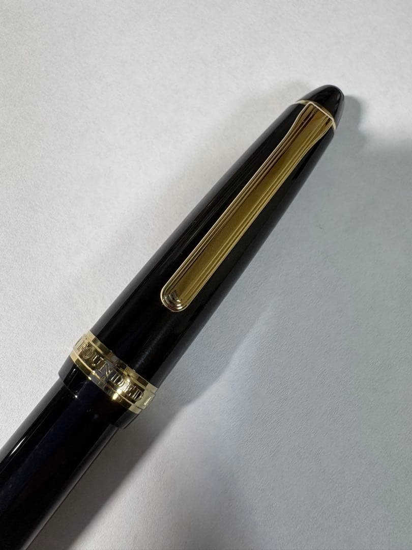 セーラー万年筆　プロフェッショナルギア ボールペン（ブラック × ゴールド）
