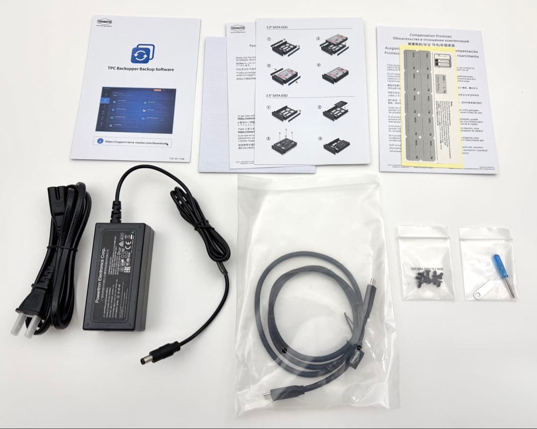 TERRAMASTER D5 Hybrid HDD NVMeエンクロージャー新品