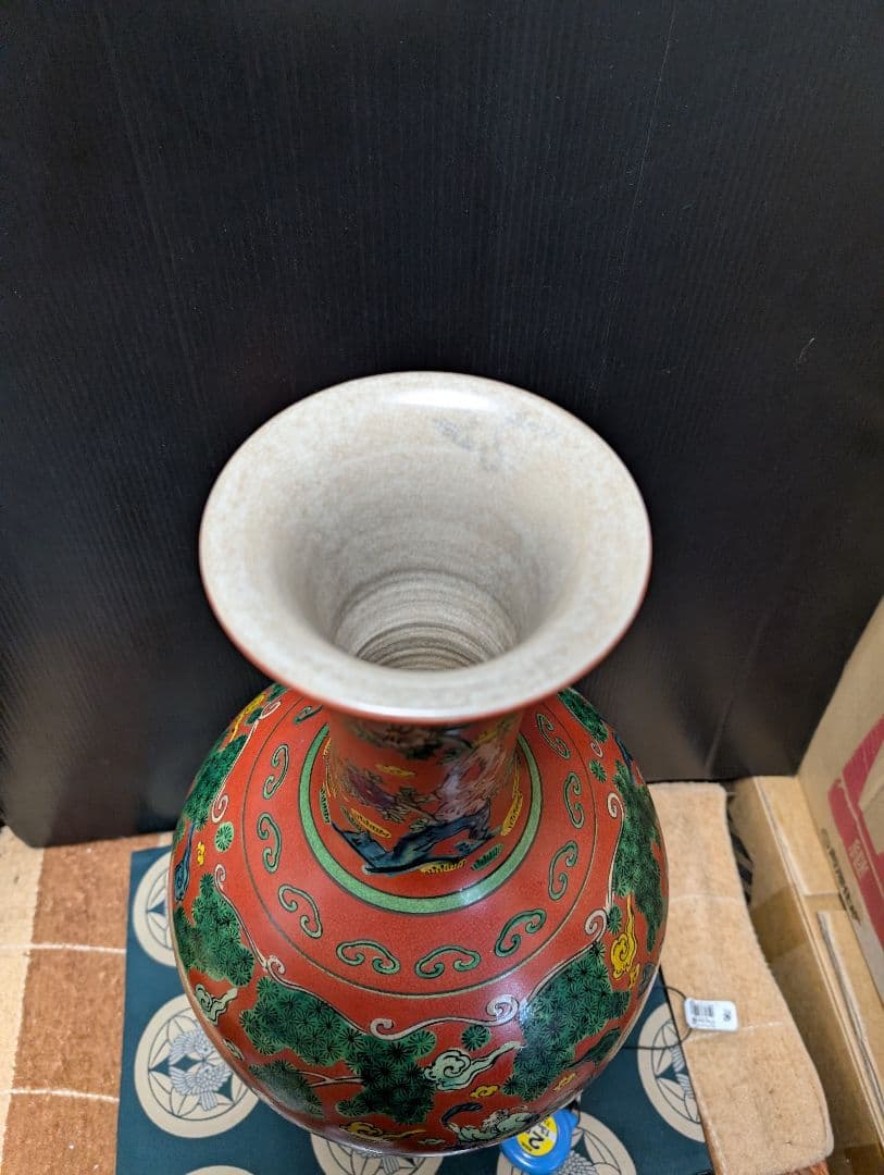 九谷焼赤絵人物図赤地の装飾花瓶 高さ65cm