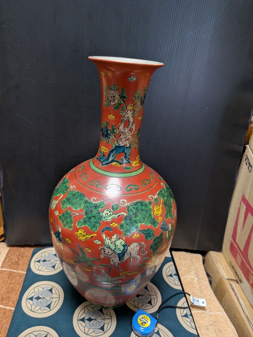 九谷焼赤絵人物図赤地の装飾花瓶 高さ65cm