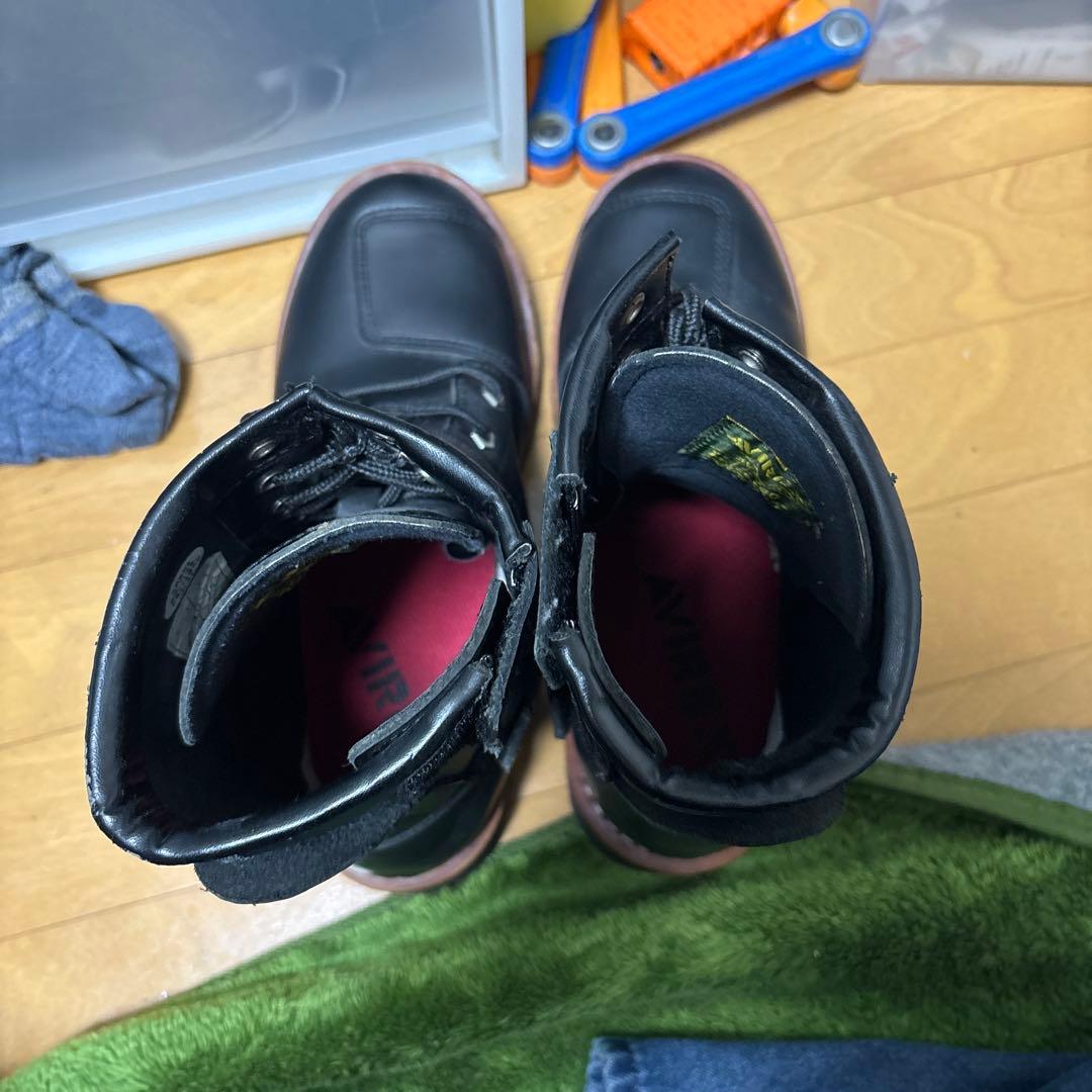 レザー製バックル付きブーツ