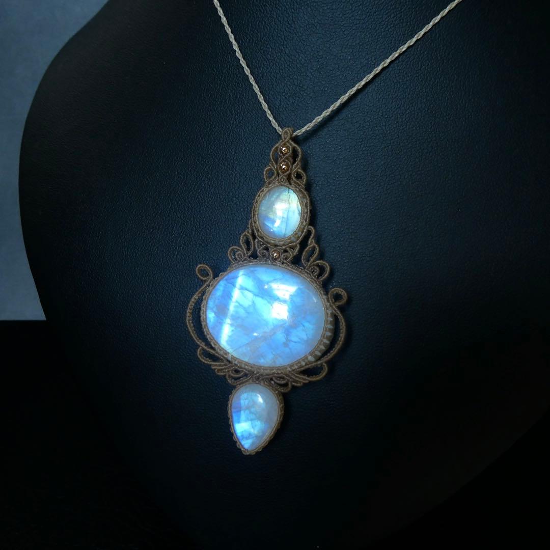 ３つのレインボームーンストーンのマクラメネックレス