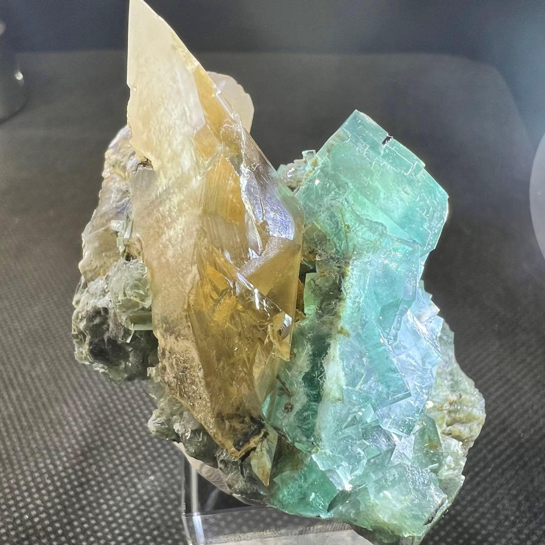 ヤオガンシャン産　カルサイト共生　ブルーグリーンフローライト　母岩あり