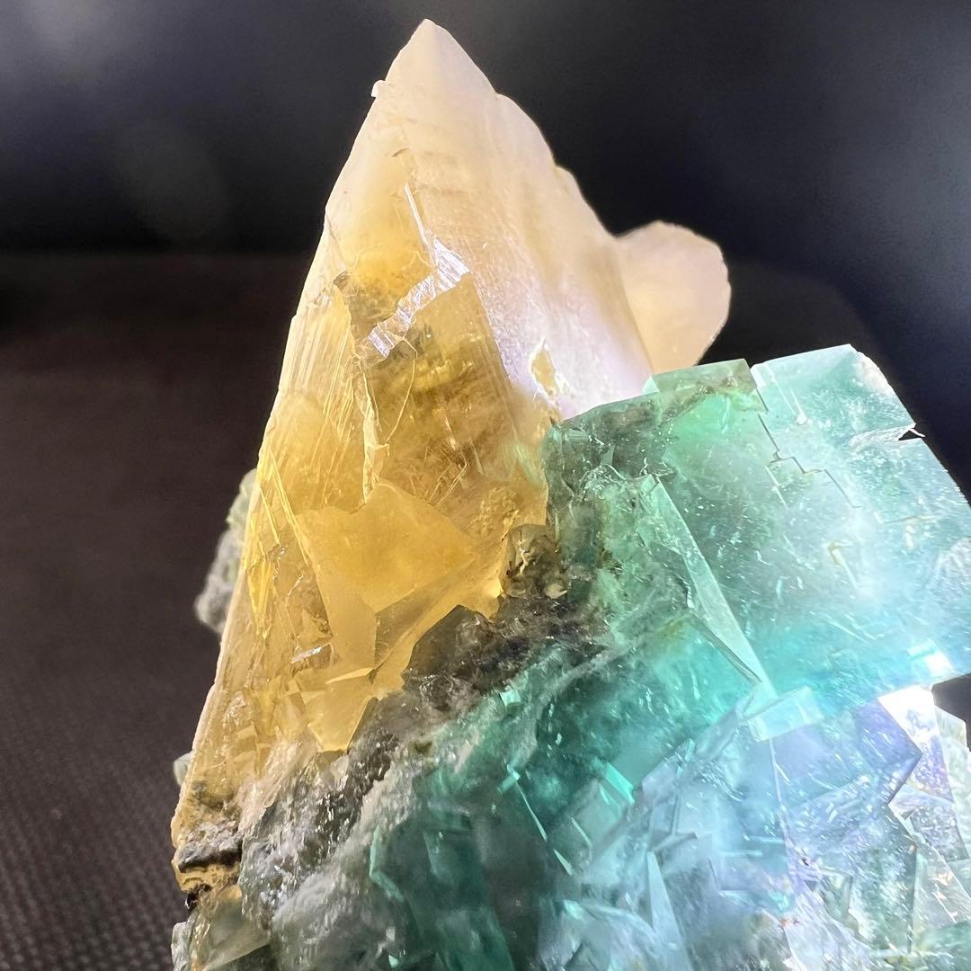 ヤオガンシャン産　カルサイト共生　ブルーグリーンフローライト　母岩あり