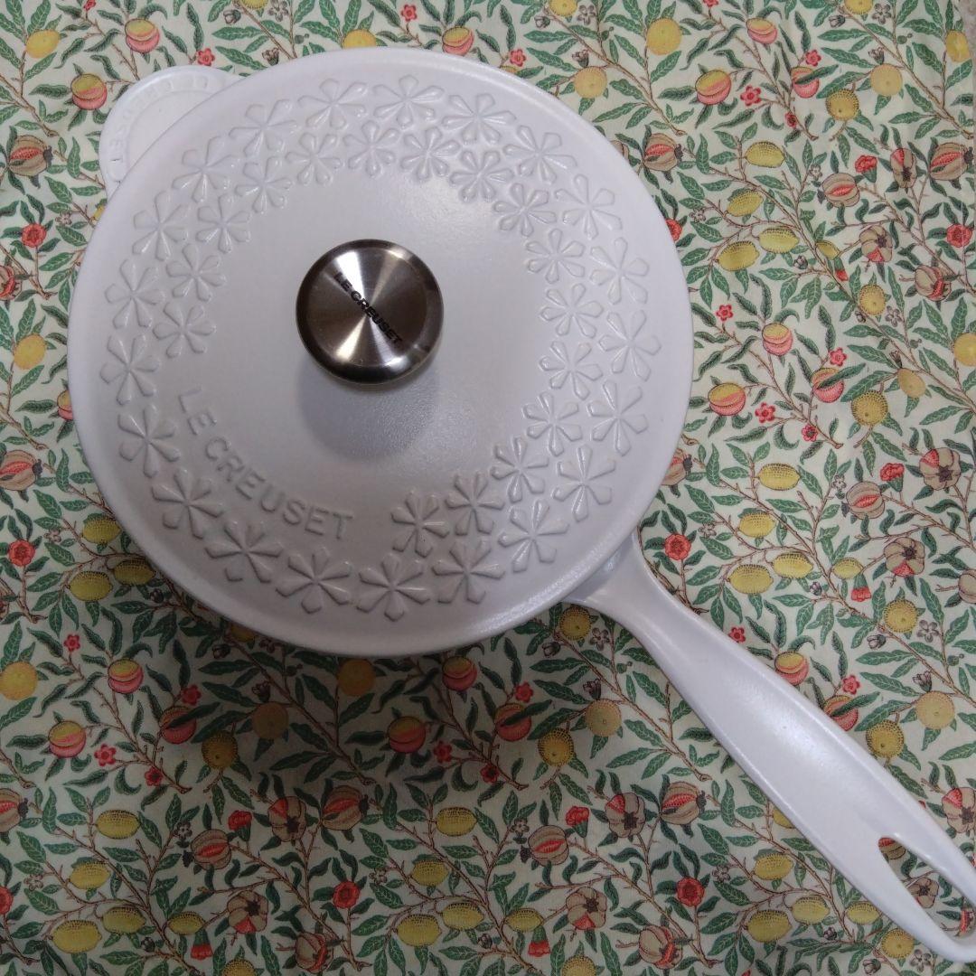 ルクルーゼ　ソーシエ　フラワーレリーフ　コットン21