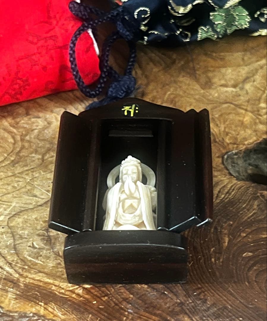 仏教美術 時代 珊瑚 聖観音菩薩像 仏像 川口一光 黒檀 厨子 巾着 布 付き