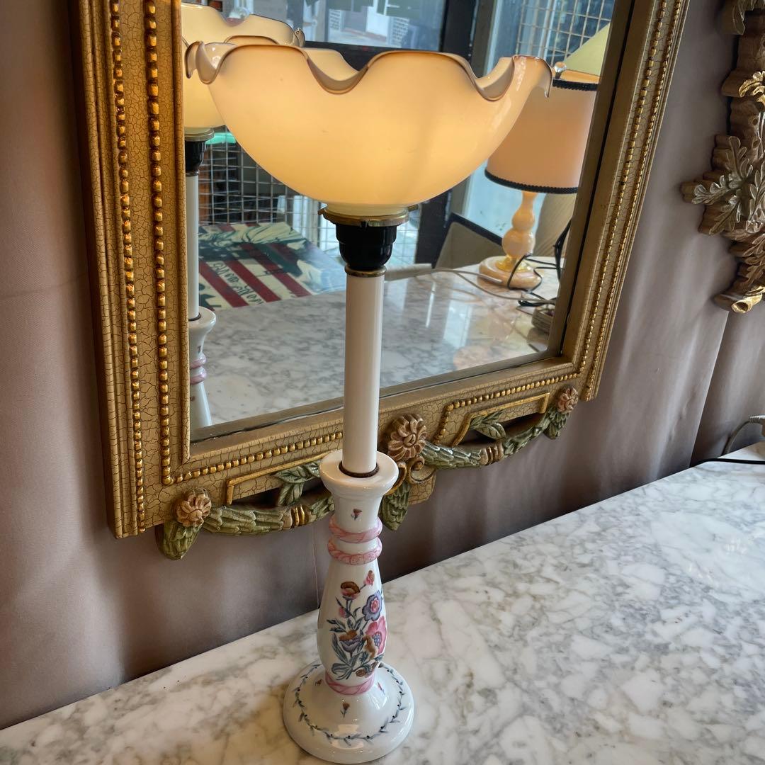 イタリア製，華奢なボディーと美しい花柄のフロアランプ