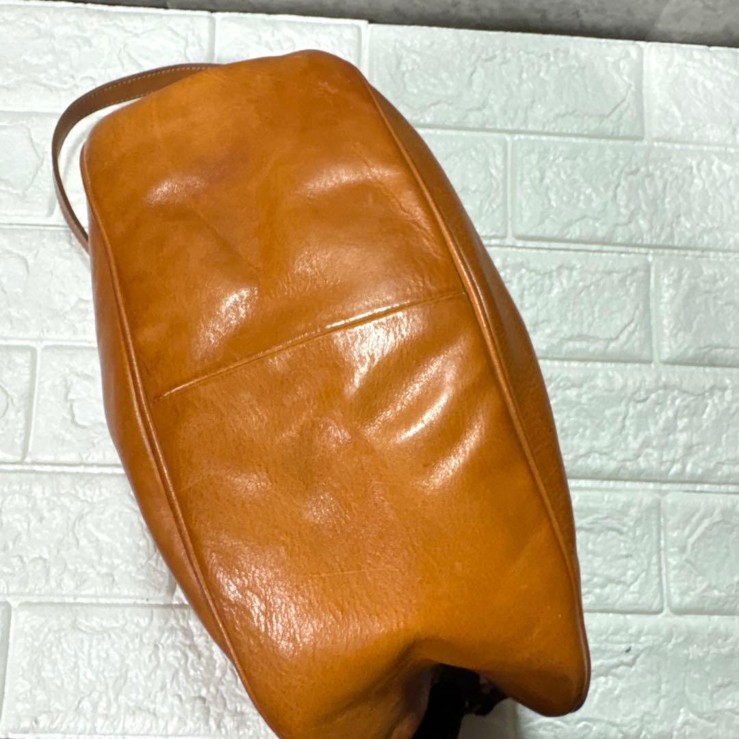 イルビゾンテ　ILEISONTE キャメル　ハーフムーン　レザーショルダー