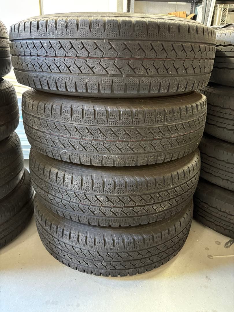 ブリヂストン スタッドレスタイヤ 195/80R15 ハイエース