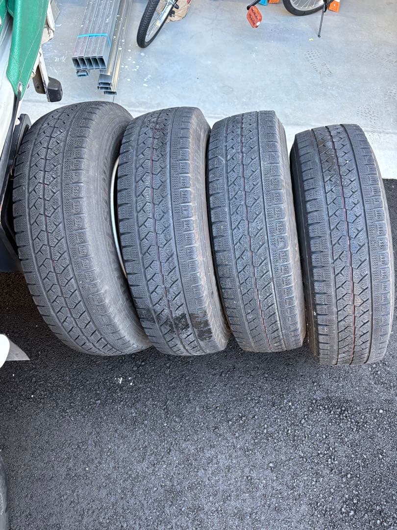 ブリヂストン スタッドレスタイヤ 195/80R15 ハイエース