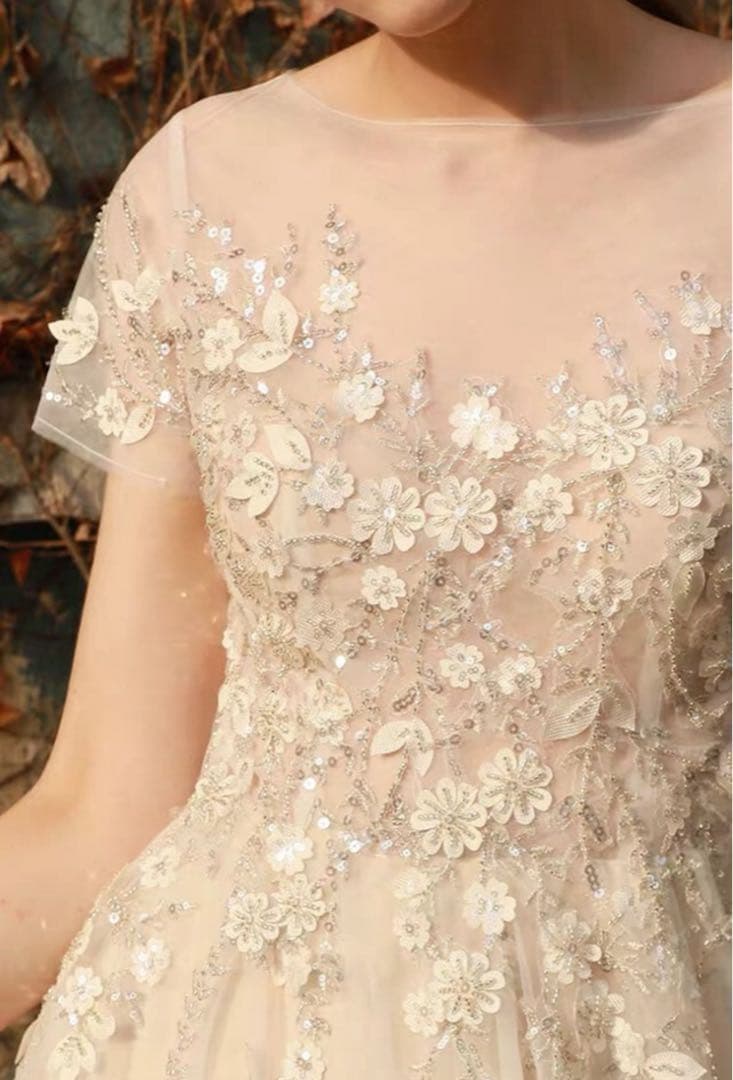 美品　花刺繍ウェディングドレス