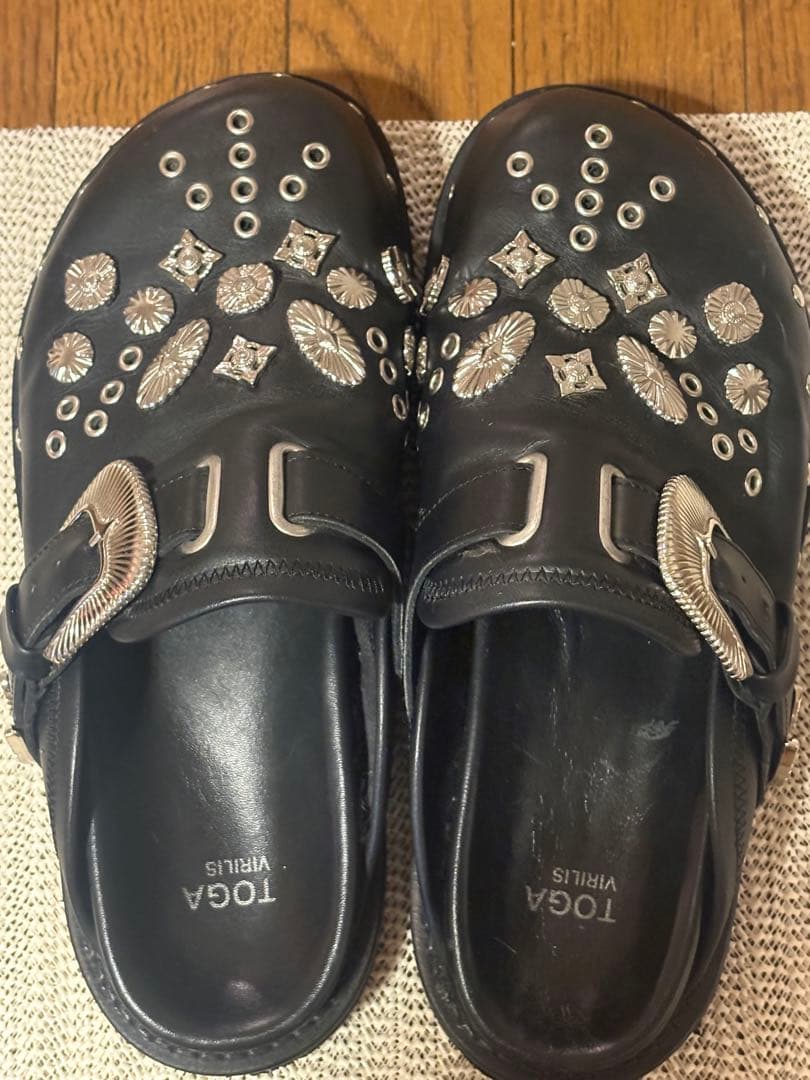 TOGA VIRILIS ブラック サンダル メタル サボ クロッグ